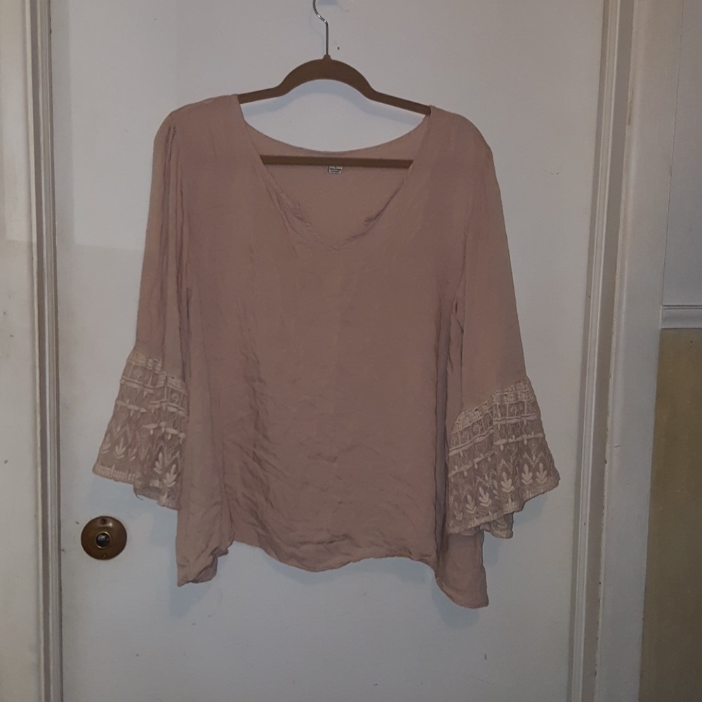Lace bell bottom sleeve shirt